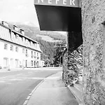 Nefer, Haus Hotel