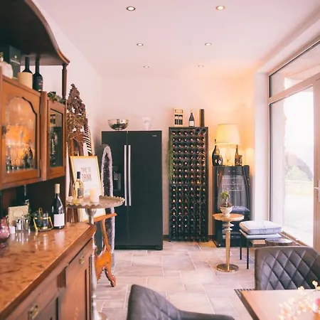 Nefer, Haus Hotel