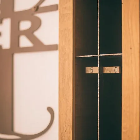 Nefer, Haus * 巴德加斯坦