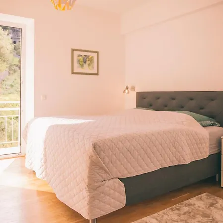 Nefer, Haus 巴德加斯坦