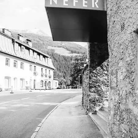Nefer, Haus Hotel