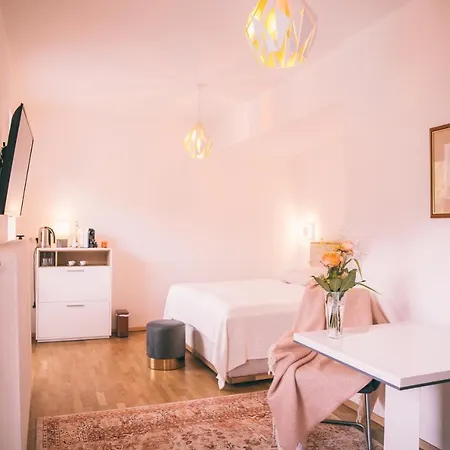 Nefer, Haus 酒店 *