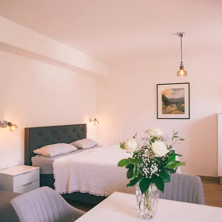 Nefer, Haus Hotel *