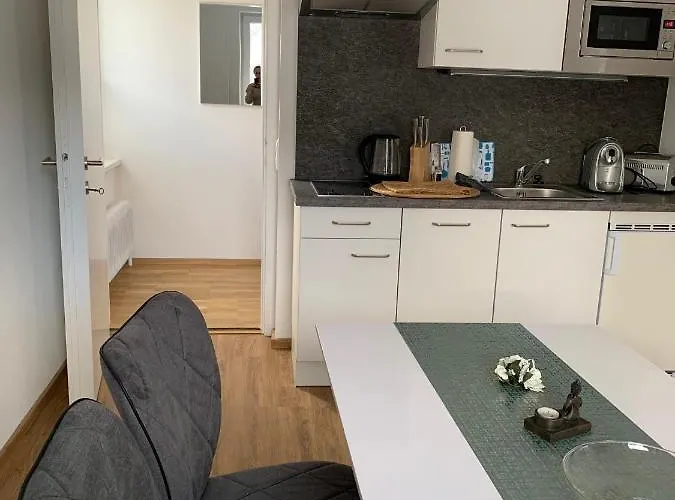 Nefer, Haus * باد جاستاين