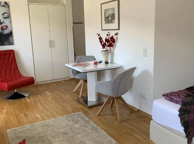 Nefer, Haus * باد جاستاين