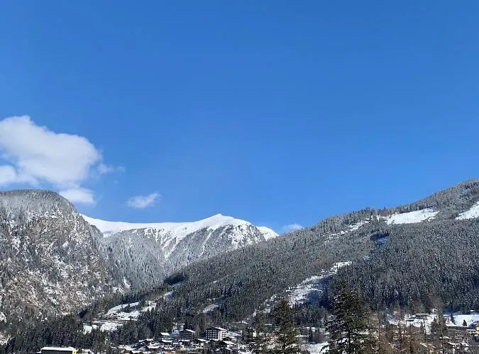 Nefer, Haus فندق باد جاستاين