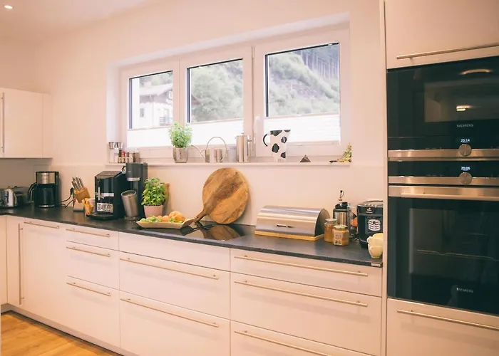 Nefer, Haus باد جاستاين