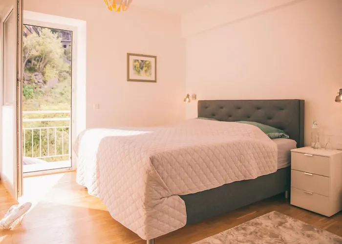 Nefer, Haus باد جاستاين