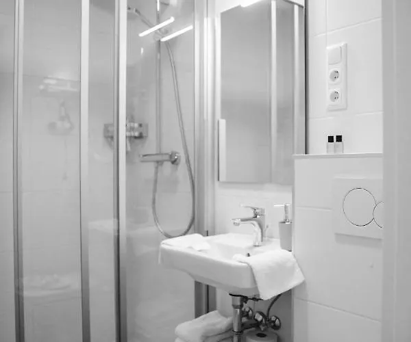 Nefer, Haus باد جاستاين