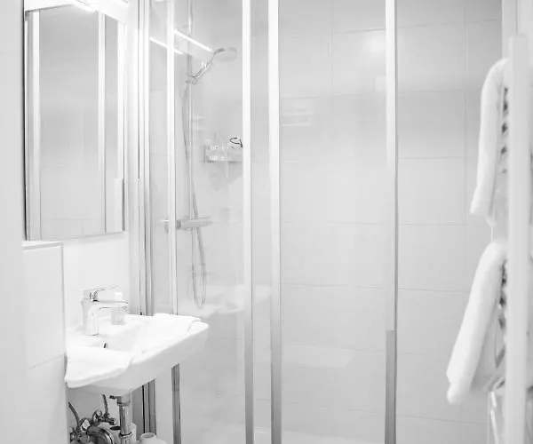 Nefer, Haus فندق باد جاستاين